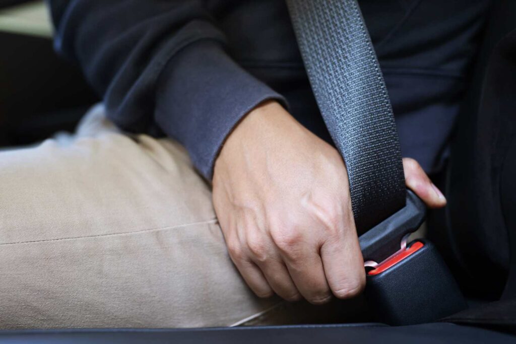 hombre abrochandose el cinturon del auto