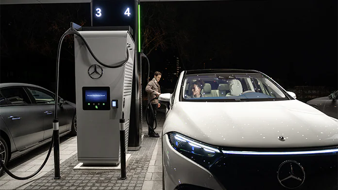 cuanto cuesta cargar coche electrico gasolinera