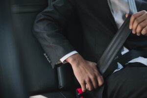 hombre abrochandose el cinturón de seguridad