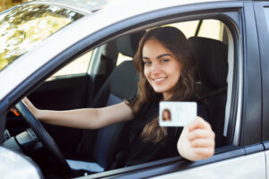 mujer mostrando su carnet de conducir